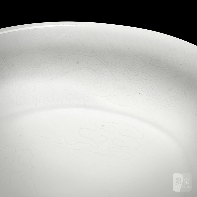 A white-glazed incised 'dragon' dish, Ming dynasty, 16th century | 明十六世紀 白釉暗刻雲龍紋盤 - 图4